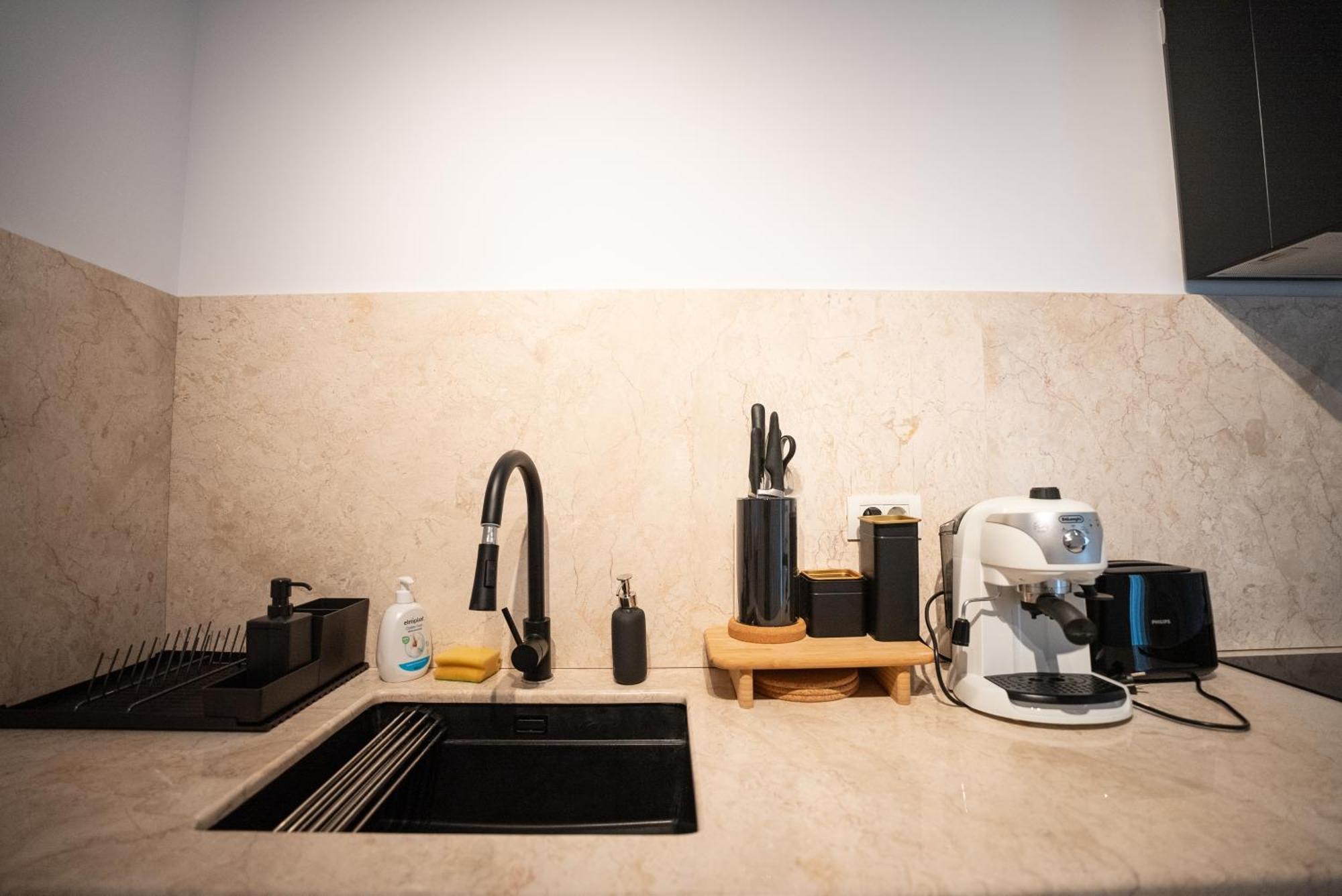 The Level Sanctuary: Free Parking & Netflix Appartement Boekarest Buitenkant foto